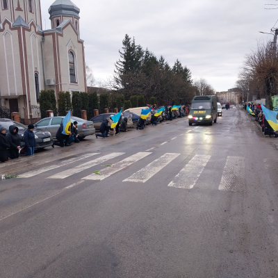 Громада Тернопільщини на колінах зустріла полеглого захисника Дмитра Бабія