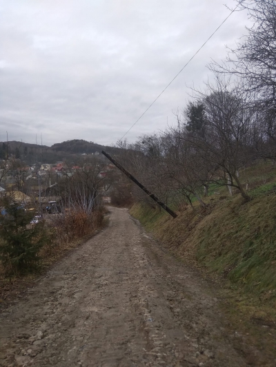 У місті на Тернопільщині над дорогою висить стовп (фотофакт)