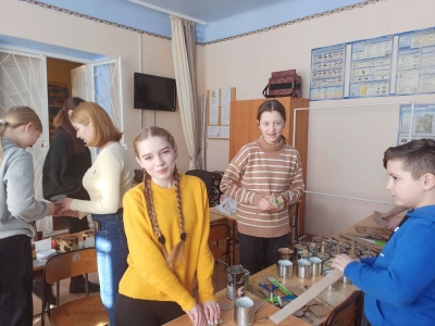 Учні школи на Тернопільщині виготовляють окопні свічки для захисників