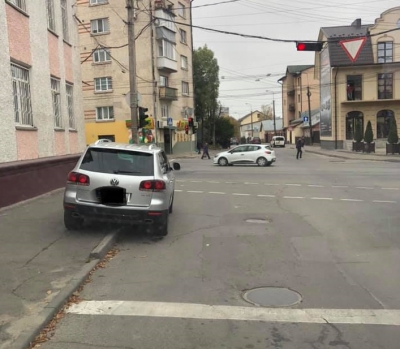 У Тернополі водії продовжують залишати автівки на тротуарах (фотофакт)