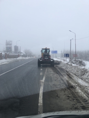 Снігоприбиральна техніка вже кілька днів поспіль працює на автошляхах Тернопільщини