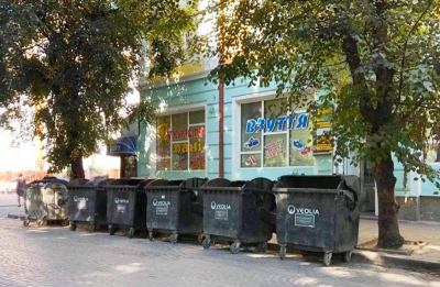 Тернополяни скаржаться на сміттєві контейнери у центрі міста (фотофакт)