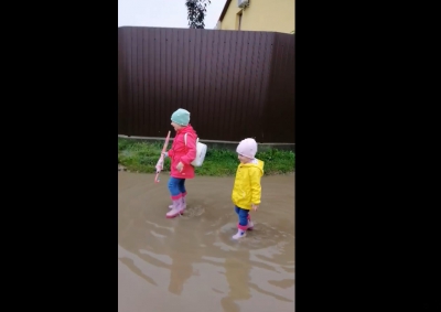 На Тернопільщині діти змушені ходити до садочку через калюжі (відео)