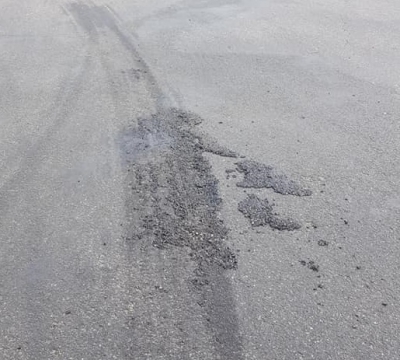 У Тернополі вантажівка пошкодила дорожнє покриття (фото)