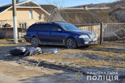 ДТП на Тернопільщині: п&#039;яний скутерист протаранив припаркований обабіч дороги автомобіль