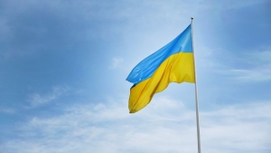 Не сподобалося, що неподалік аптеки висів обтріпаний прапор: на Тернопільщині п&#039;яний чоловік порвав прапор України