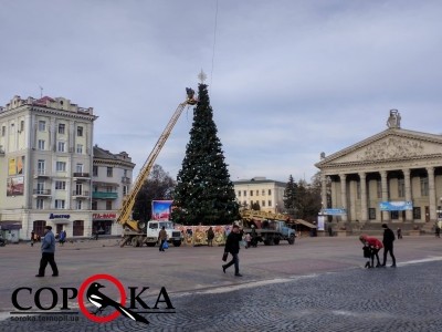 Різдвяні вогні встановлюють у центрі Тернополя