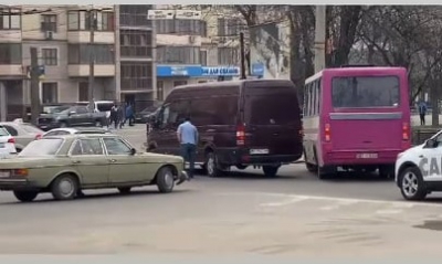 ДТП на «Рогатці»: у Тернополі не розминулися дві автівки (фотофакт)