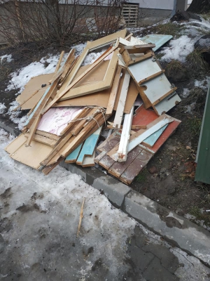 У Тернополі чоловік підкинув сміття сусідам (фотофакт)