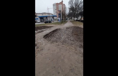 Тернополяни скаржаться на яму просто посеред тротуару (відео)