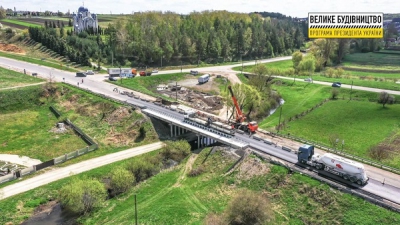 У Підгородньому продовжують ремонт мосту