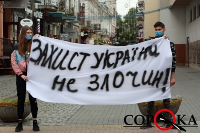 «Захист країни – не злочин»: у Тернополі активісти пікетували обласну поліцію (фоторепортаж)