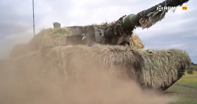 Захисники України показали, як керують німецьким танком Leopard 2