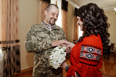 На Тернопільщині захисник України одружився з коханою