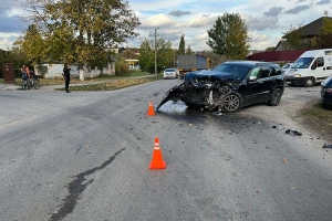 На Тернопільщині не розминулися позашляховик та легкове авто