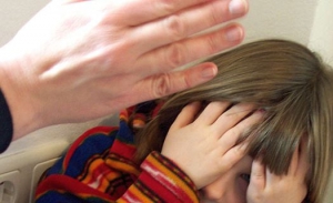 Тернополянці, яка намагалася задушити власну 4-річну доньку, повідомили про підозру
