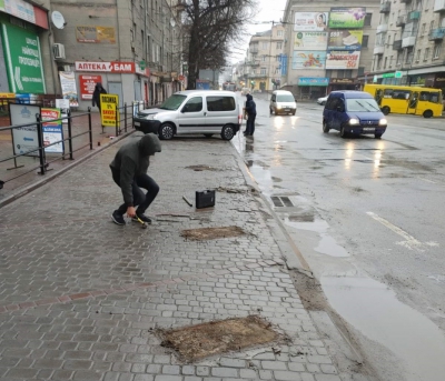 У центрі Тернополя демонтували паркувальні бар’єри