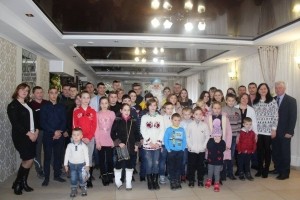 Діти із чотирьох районів Тернопільщини отримали подарунки у день Чудотворця від Миколи Люшняка
