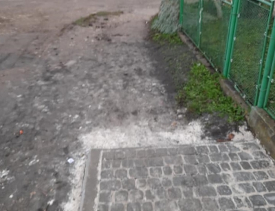 &quot;Не вистачило матеріалу&quot;: на Тернопільщині люди скаржаться на новий тротуар (фото)