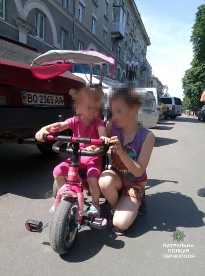 У Тернополі виявили 2-річну дівчинку без нагляду, яка ледь не вибігла на проїжджу частину