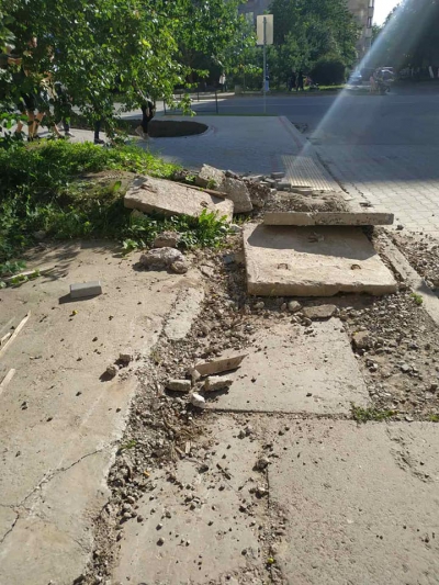 Відновили одну, іншу – засмітили: у мережі показали наслідки ремонту на вулиці Тернополя
