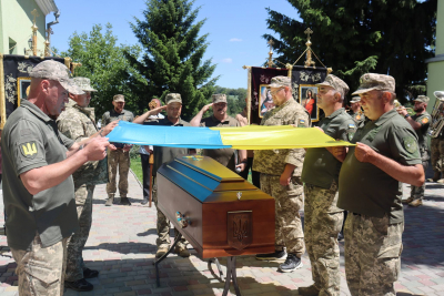 У громаді на Тернопільщині в останню дорогу провели полеглого воїна Віктора Моргала