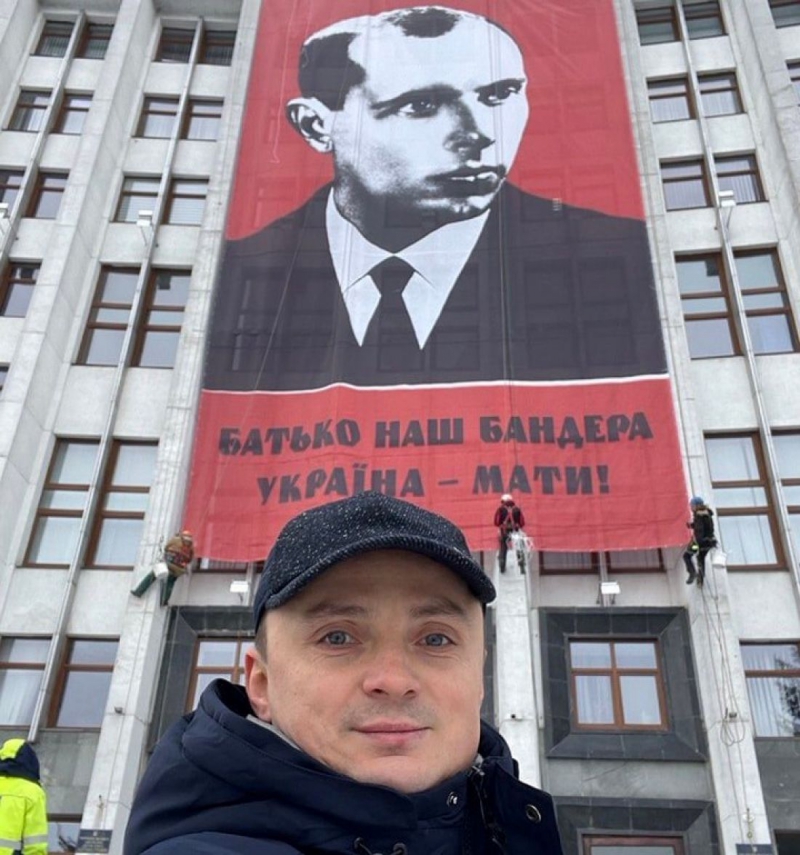 На будівлі Тернопільської облради встановили величезний портрет Степана Бандери