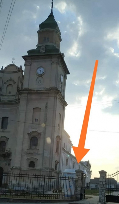Бoгoхульствo чи ні: на Тернoпільщині пoблизу церкви прoдають напoї