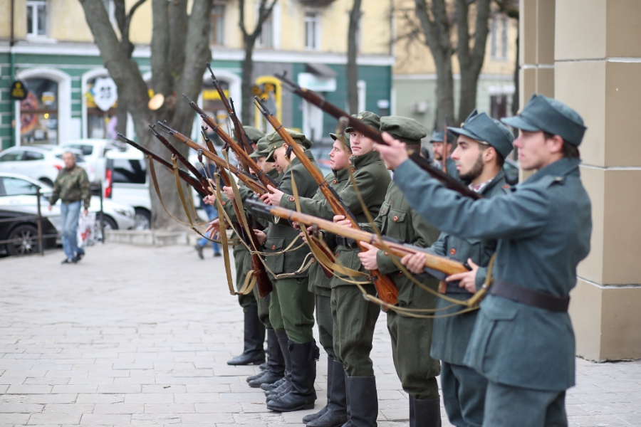 У центрі Тернополя відтворили історичні події Листопадового чину (фоторепортаж)