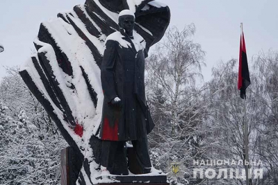 У Тернополі молодик облив фарбою пам’ятник Степану Бандері