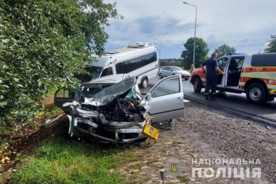 Причину аварії, в якій не розминулися іномарка та пасажирський бус, встановлюють правоохоронці Тернополя