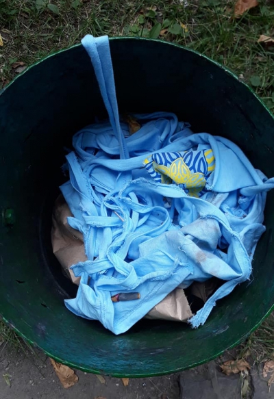 У Тернополі патріотичні футболки просто викинули в смітник (фотофакт)