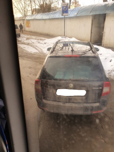 У Тернополі водій припаркував авто на проїжджій частині (фото)