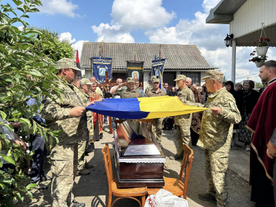 У громаді на Тернопільщині попрощалися з полеглим воїном Ігорем Погорільцем