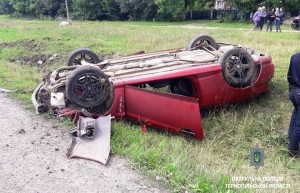 Чергова ДТП на Тернопільщині: на високій швидкості перекинувся автомобіль