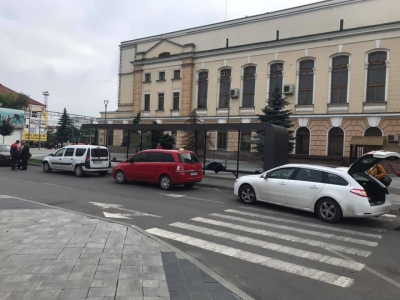 У Тернополі таксисти «окупували» привокзальну територію