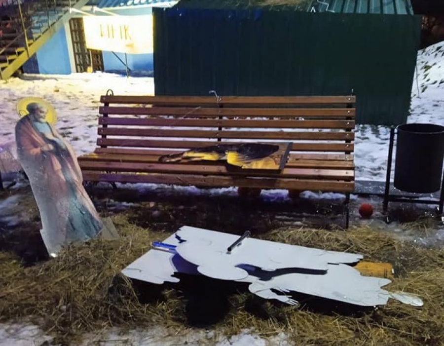 Хулігани чи вітер: у Кременці зруйновано різдвяний вертеп (фото)