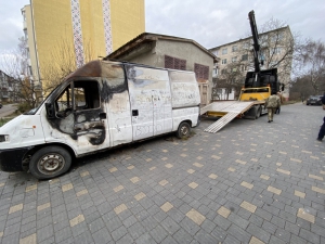 У Тернополі на арештмайданчик перемістили ще один покинутий транспортний засіб