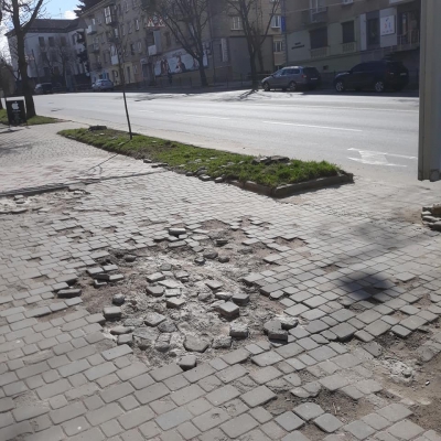 У центрі Тернополя – понищена бруківка (фотофакт)
