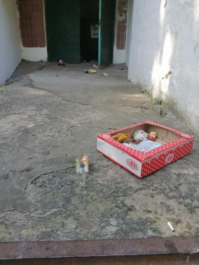 Тернополяни скаржаться на невідомих, які залишили непотріб просто на порозі будинку (фото)