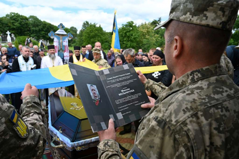 «Зробив усе, щоб не вмерла Україна!»: Лановецька громада попрощалася з полеглим Героєм Миколою Мельничуком