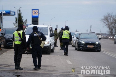 Поліцейські Тернопільщини закликають громадян дотримуватися черги та правил на блокпостах