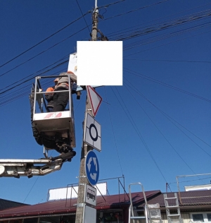 У Тернополі з електроопор демонтують рекламу