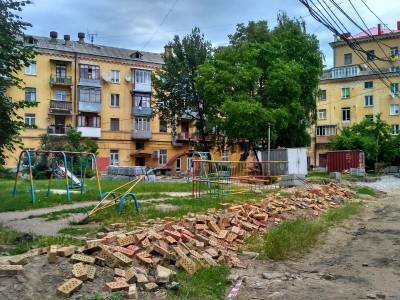 У частині центру Тернополя розкидана цегла та повно дрібного каміння (фото)