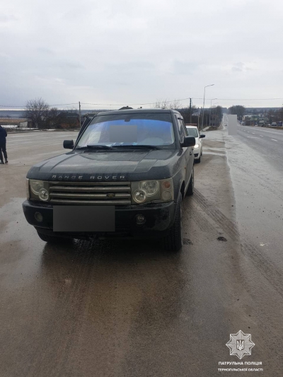 На Тернопільщині у водія елітного позашляховика патрульні виявили підроблені документи