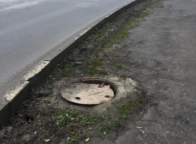 «Вловлювач» для пішоходів: на Тернопільщині залишили відкритим каналізаційний люк
