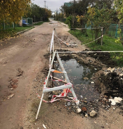 «Мало собака не втопився»: на Тернопільщині вже майже рік тече труба