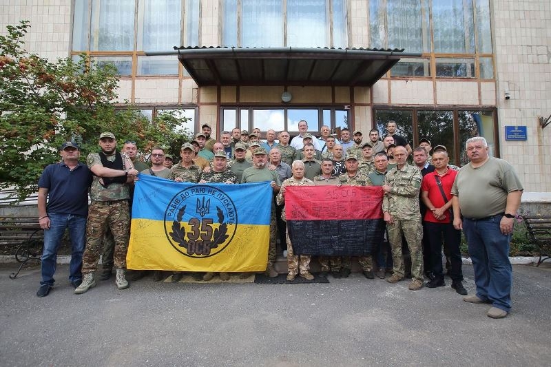 “Частина нашої душі”: воїни 35-го окремого батальйону передали бойовий прапор музею Тернополя