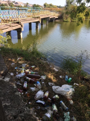 Береги водойми на Тернопільщині люди перетворили на сміттєзвалище (фотофакт)