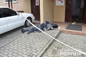 У Тернополі вбили чоловіка: тіло знайшли біля під‘їзду одного з будинків на вулиці Київській